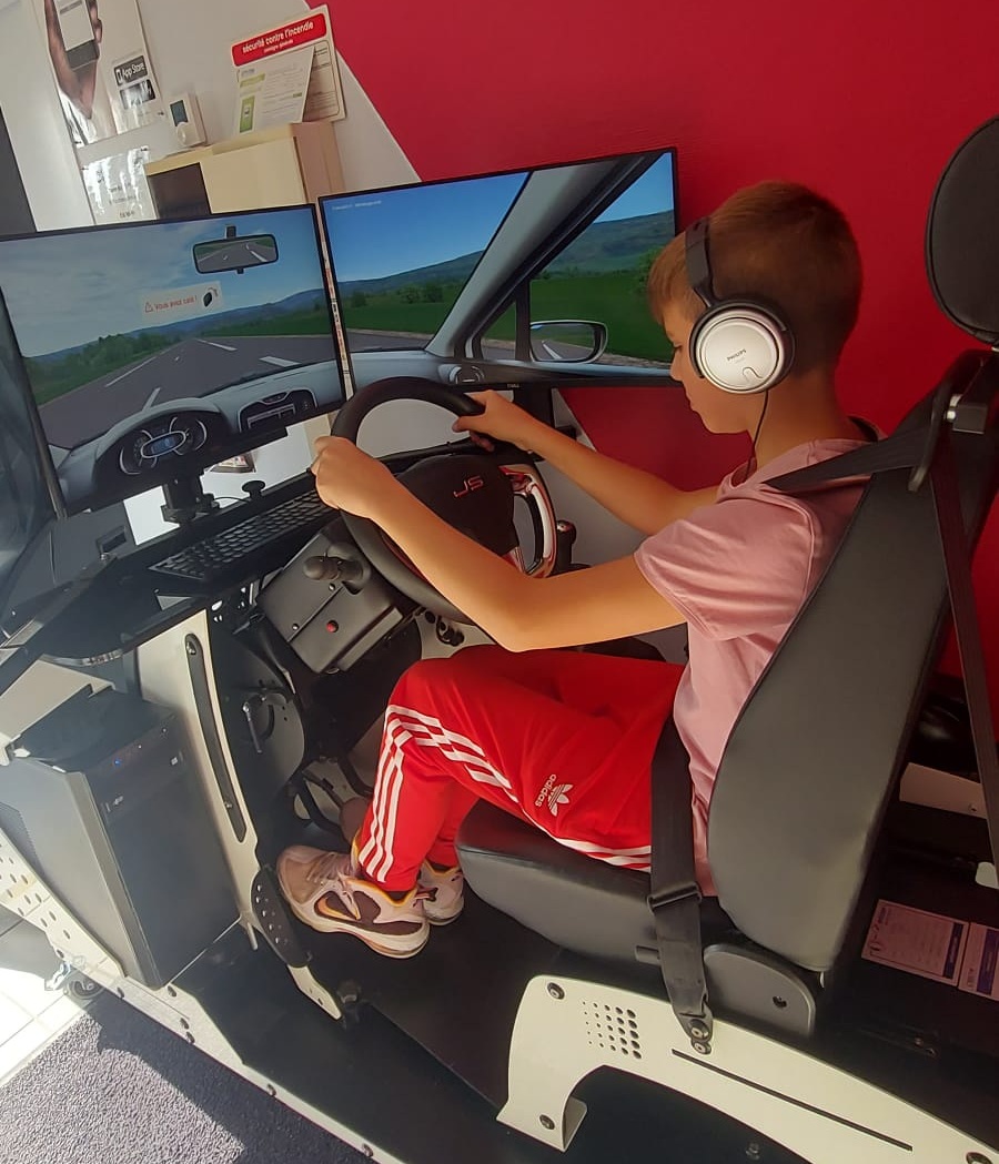 Photo d'un jeune étudiant sur le simulateur
